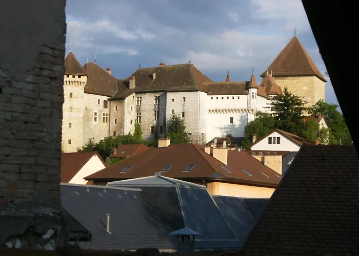 Au Calme En Vieille Ville - Proche Lac - Ambiance Esprit Brocante
